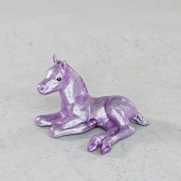 Breyer Stablemate Custom Purple Thoroughbred Lying Foal Horse - Picture 3 of 9